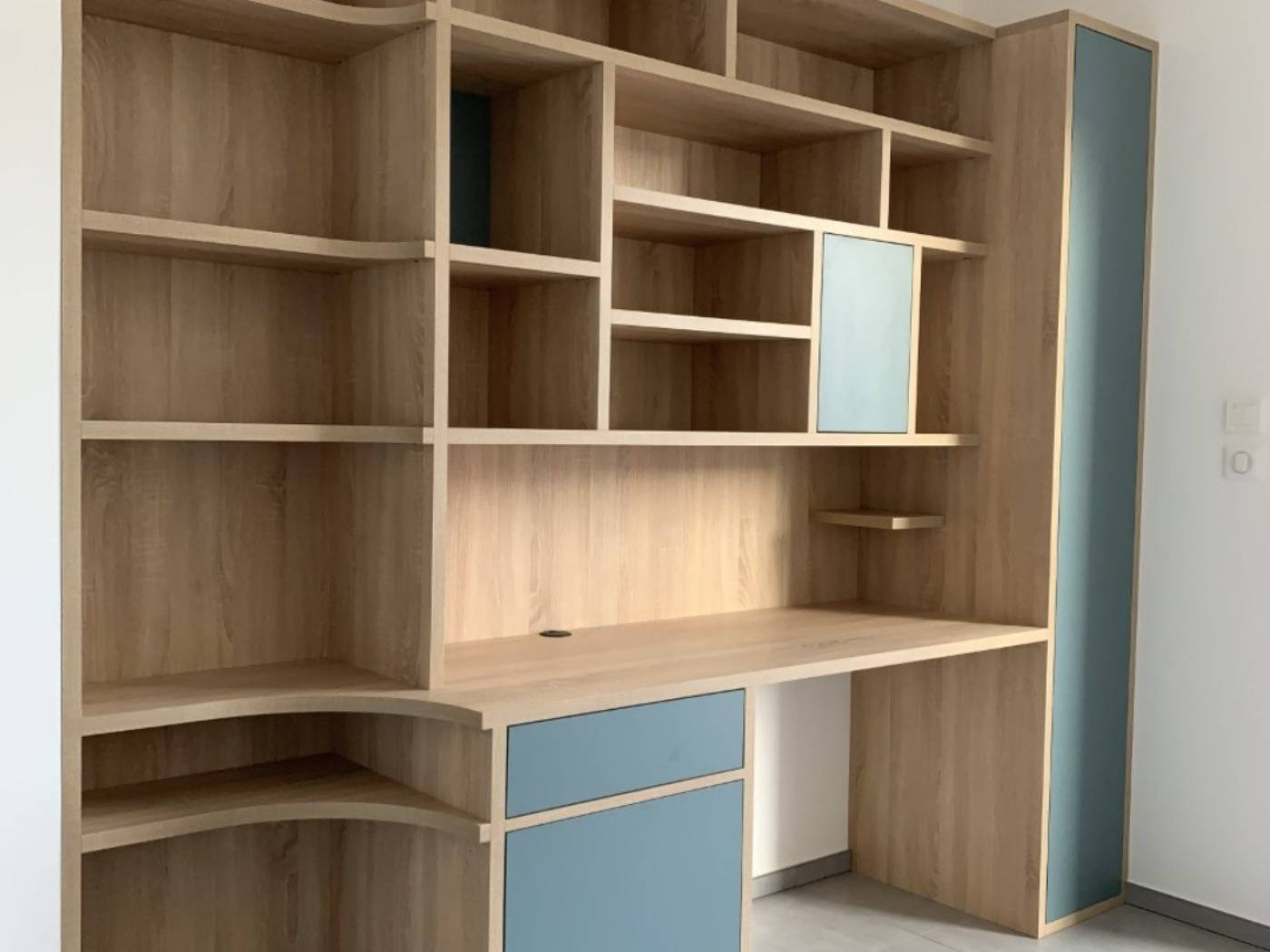 Conception d’une bibliothèque/bureau sur-mesure avec du rangement fermé dans une villa près de Béziers