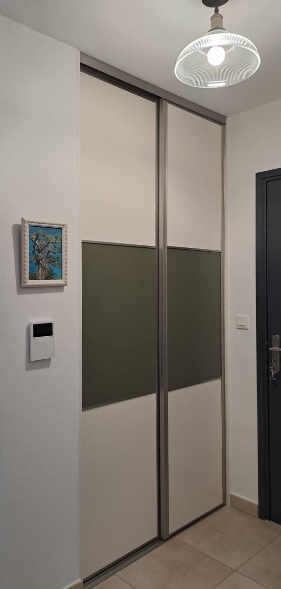 Agencer son entrée avec des portes coulissantes sur-mesure à Narbonne dans l’Aude
