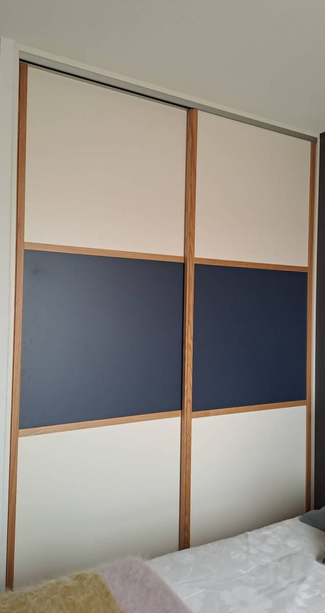Réalisation de portes coulissantes en bois dans une chambre d’un appartement à Narbonne, situé dans l’Aude
