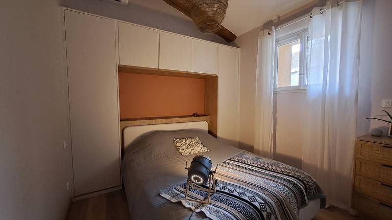 Conception d'un Pont de Lit avec une Tête de Lit intégrée dans une maison à Marcorignan, proche de Narbonne dans l'Aude