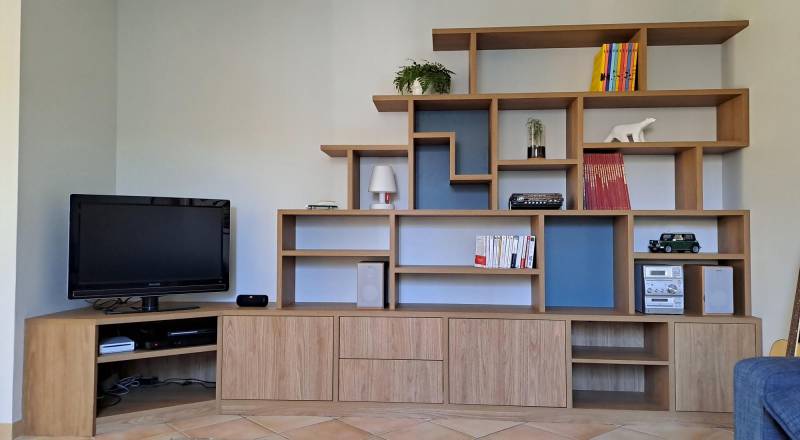 Réalisation Meuble TV dans un angle de mur et Bibliothèque sur-mesure à Narbonne, proche de Béziers