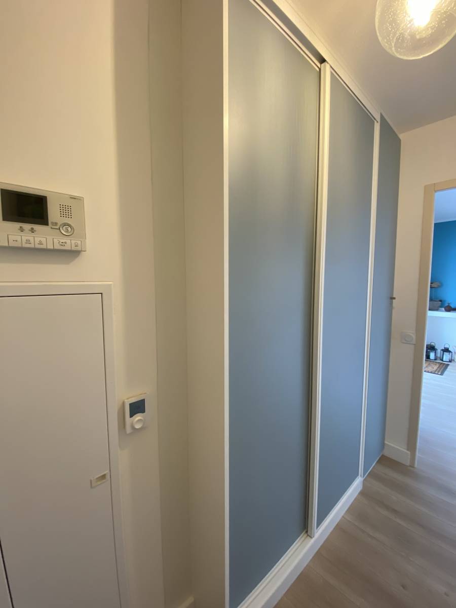 Création d'un placard coulissant et ouvrant dans un appartement à Gruissan près de Narbonne