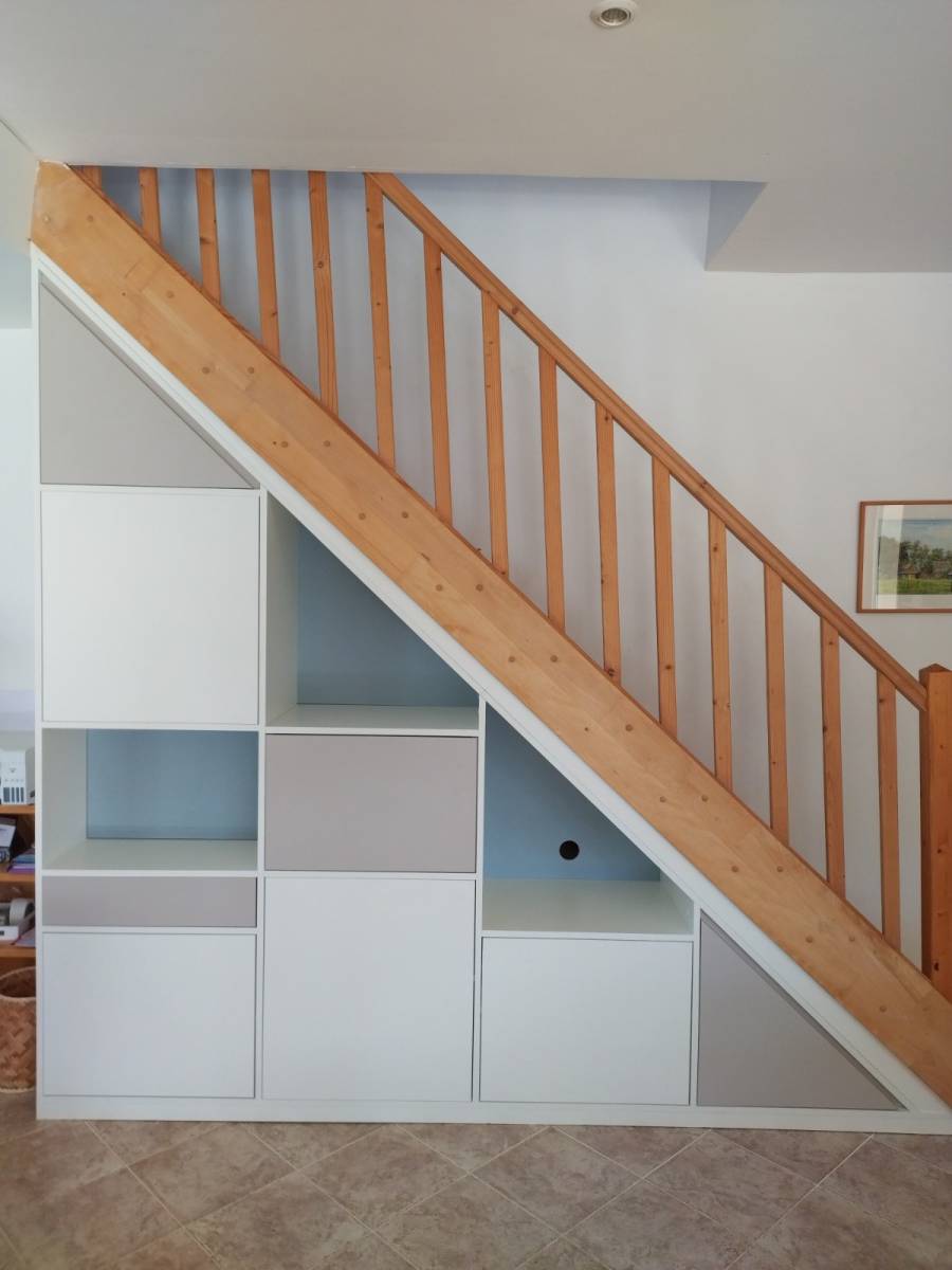 Réalisation d’un meuble sous-escalier sur-mesure dans une villa à Armissan, près de Narbonne