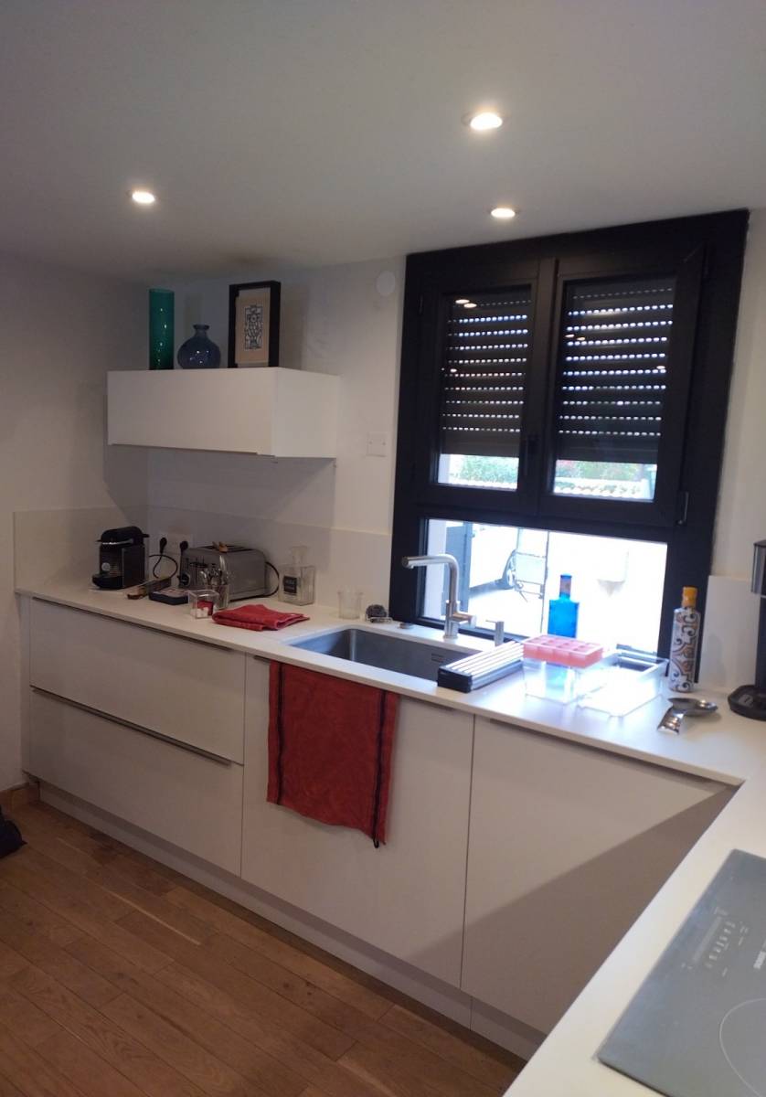 Réalisation d’une cuisine ouverte avec de nombreux rangements dans une maison à Narbonne dans l'Aude