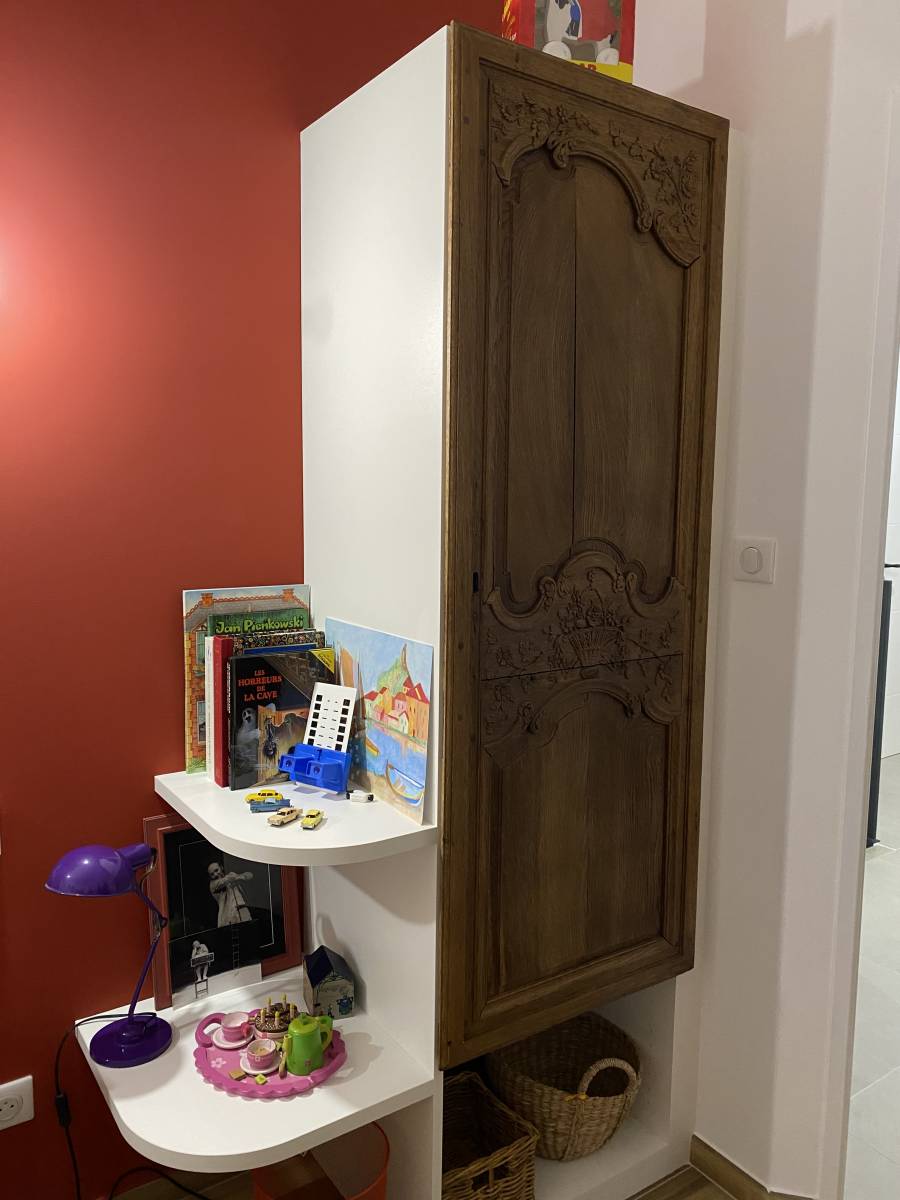 Placard avec porte en bois massif à Gruissan