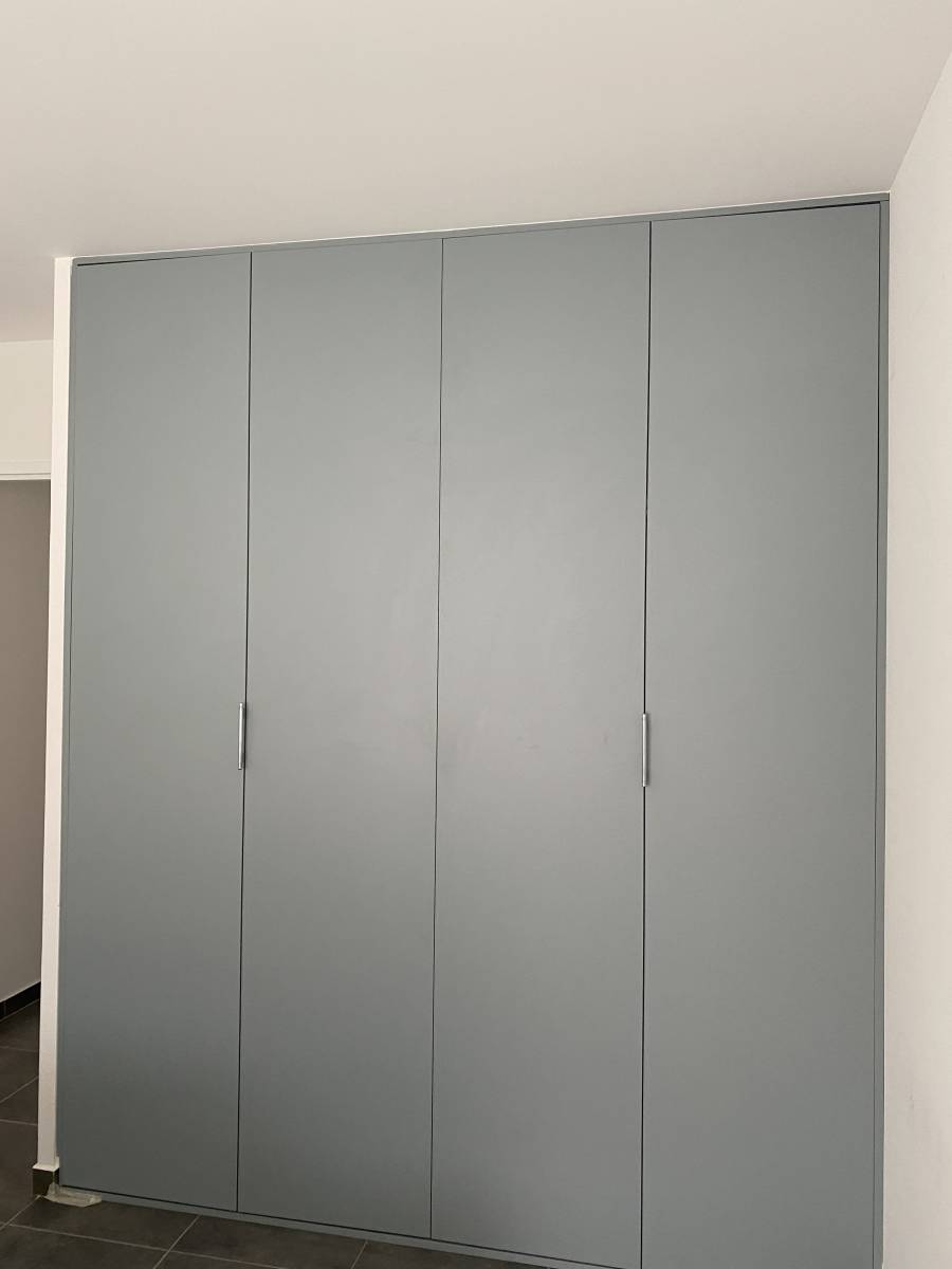 Création de portes pliantes sur mesure dans un placard existant dans une villa à Narbonne