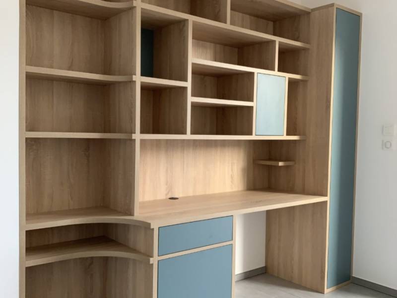 Conception d’une bibliothèque/bureau sur-mesure avec du rangement fermé dans une villa près de Béziers