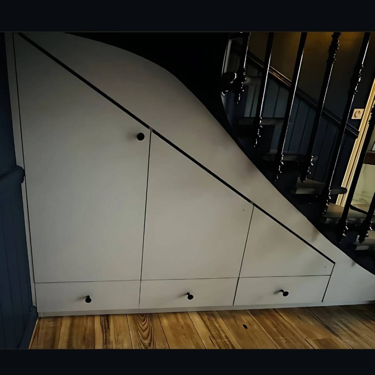 Meuble de rangement sous escalier vue avec les tiroirs