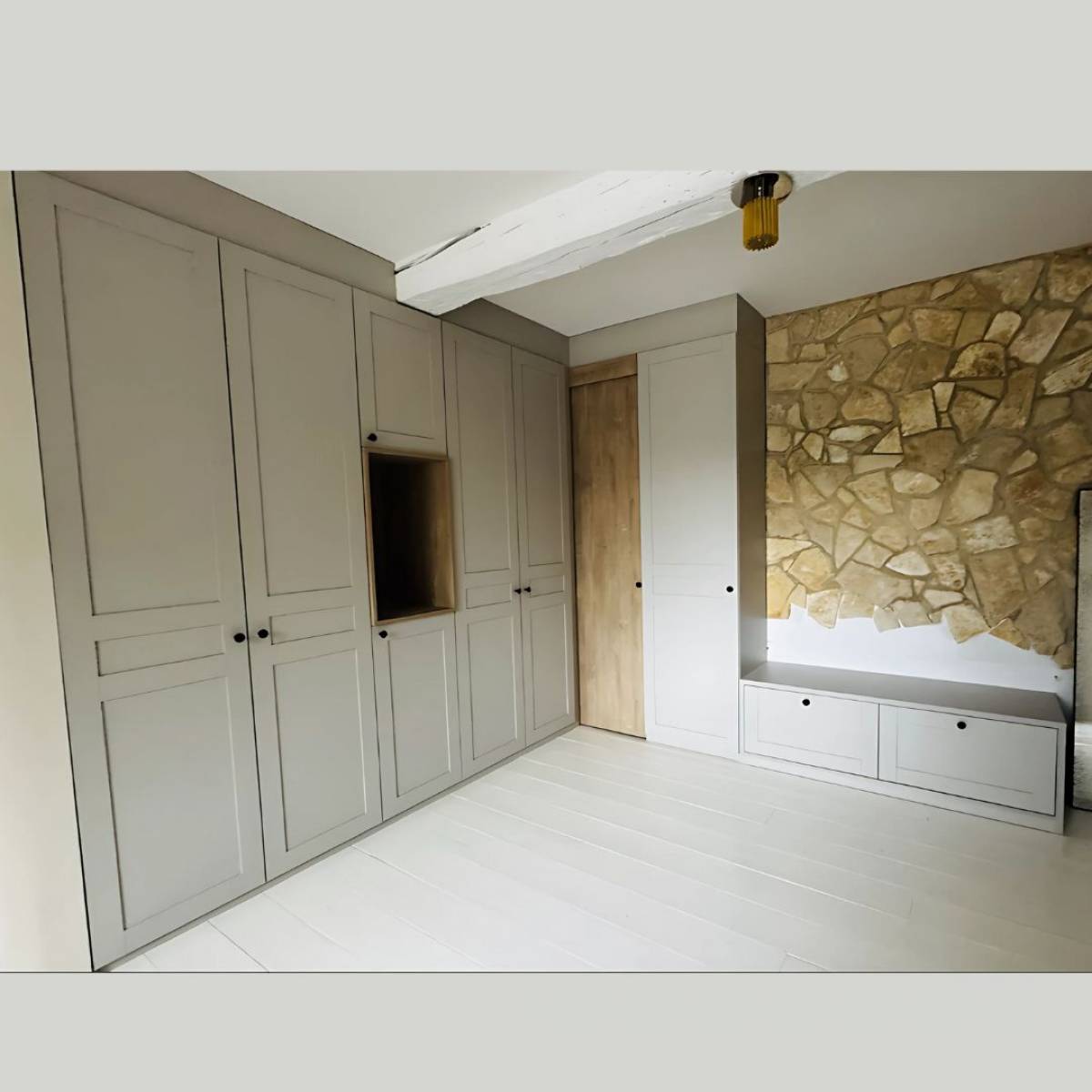 Placard de rangement situé dans l'entrée à Boujan-sur-Libron