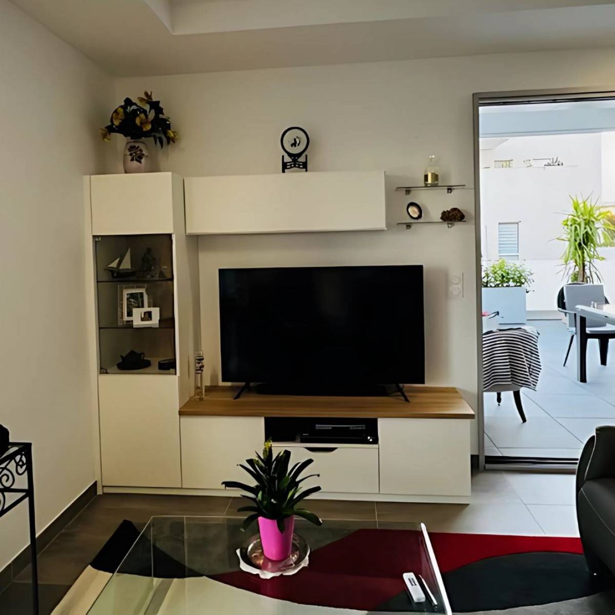 Meuble télé blanc et bois avec des vitrines et étagères en verre à Narbonne