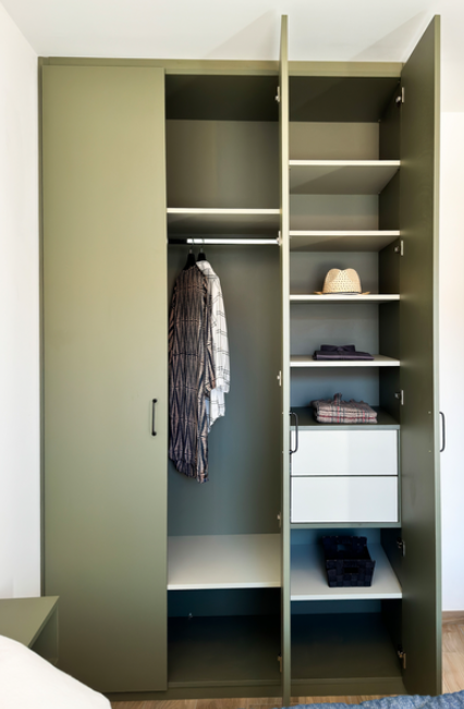 Portes battantes placard chambre 2 ouvertes