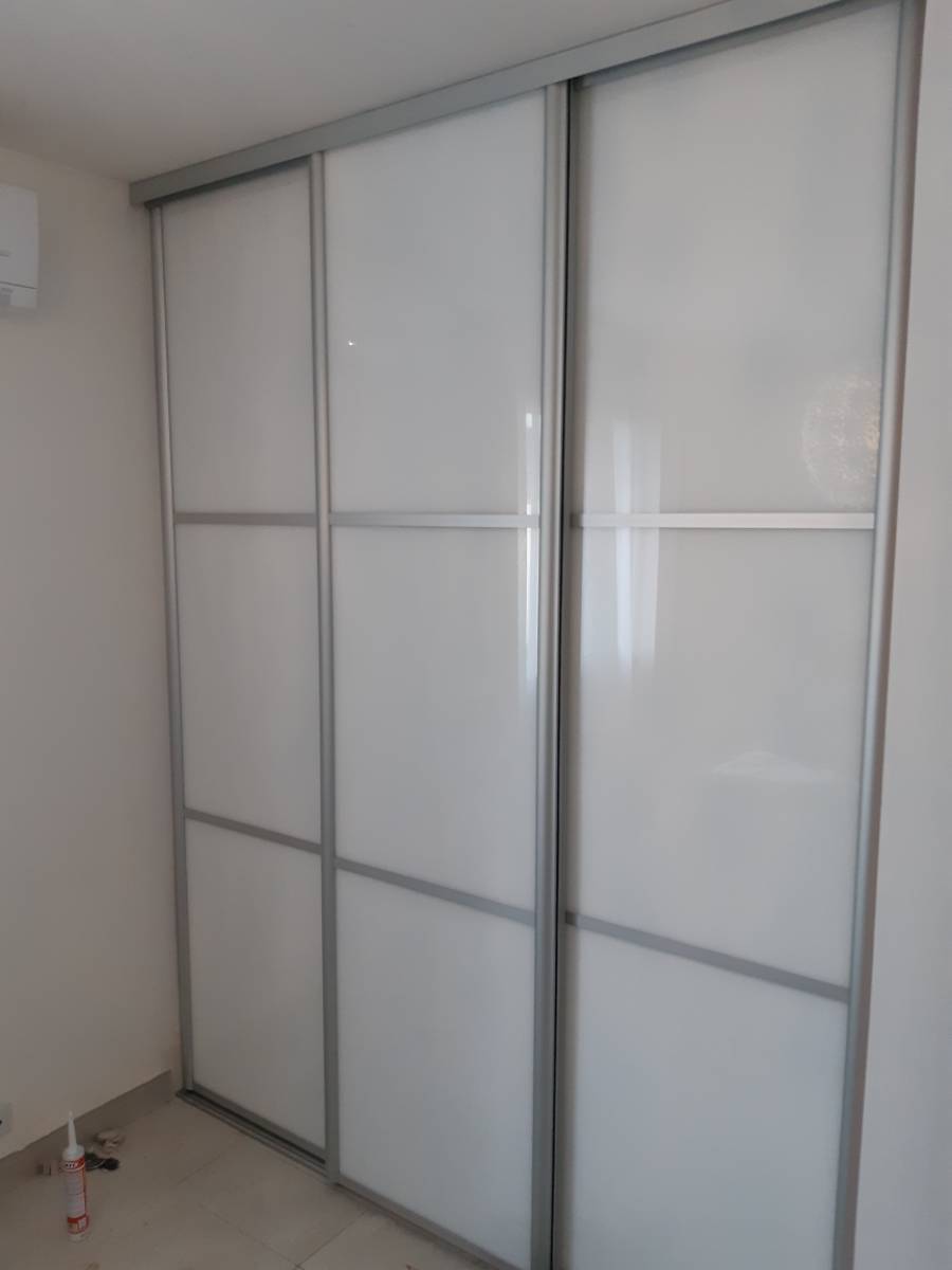 Conception de portes coulissantes façon panneau Japonais dans une maison à Narbonne proche Agde