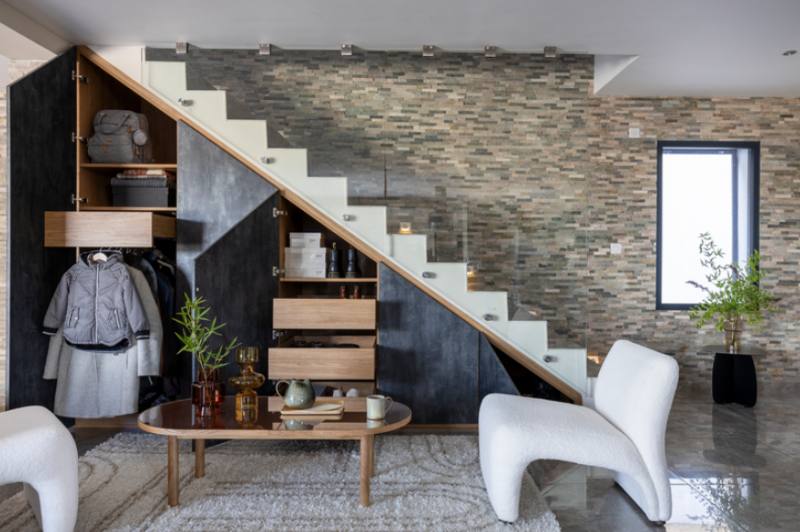 Meuble sous escalier ouvert