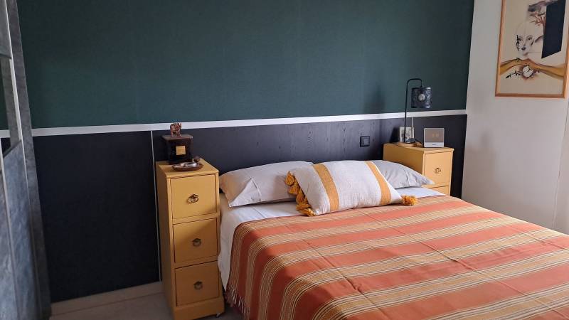 Agencer une tête de lit sur-mesure dans une chambre à Narbonne, dans l’Aude