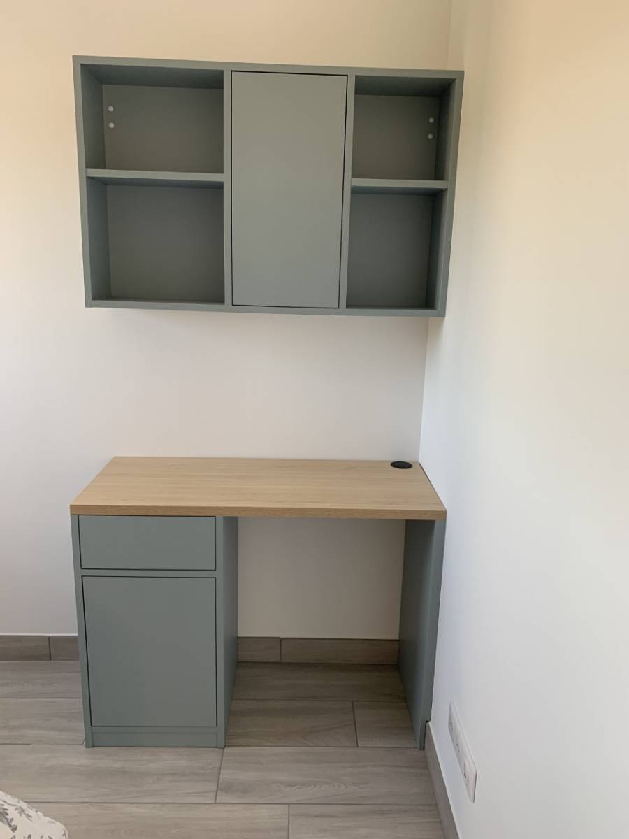 Réalisation d'un bureau et d'une bibliothèque d'appoint dans une chambre dans une villa proche de Béziers